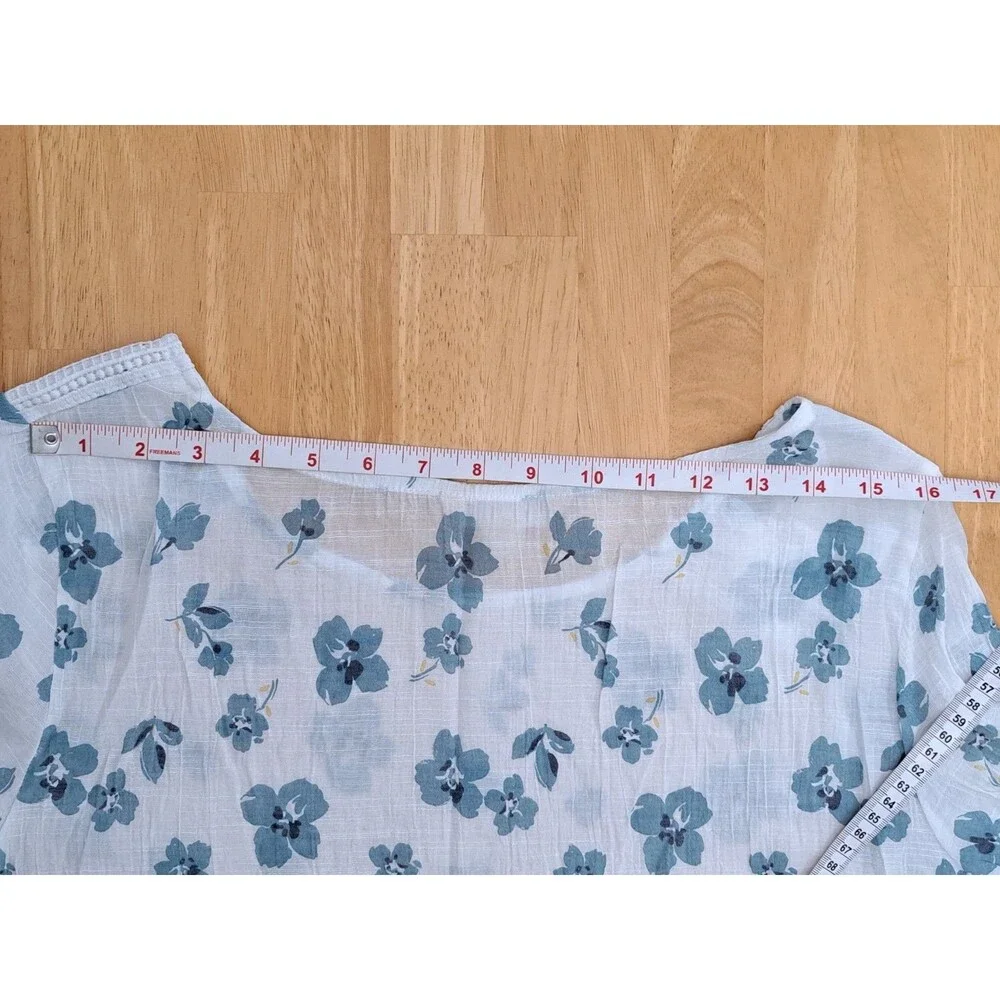 Hope & Harlow Women's Scoop Neck White and Blue Floral Top w/ Lace Accent Size L - Picture 9 of 10